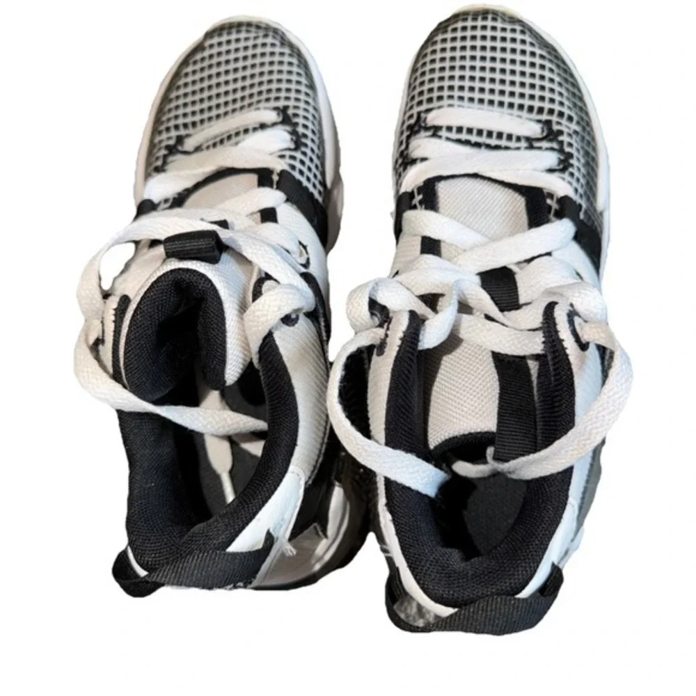 Size 3.5 Y Nike LeBron Witness 7 Low White Black       ‎   1703